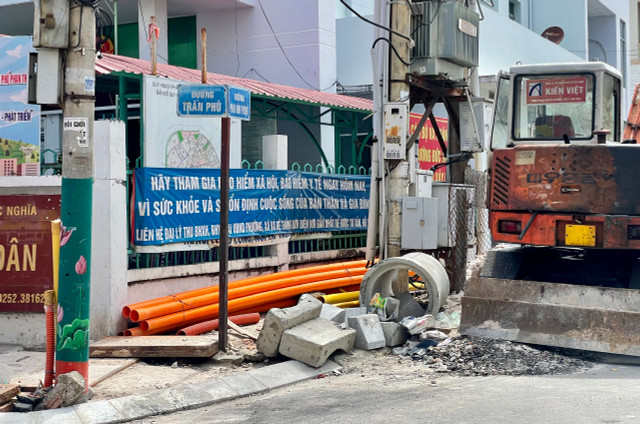 Bình Thuận: Công trình không rào chắn gây nguy hiểm cho người lưu thông - Hình 7 Binh Thuan: Cong trinh khong rao chan gay nguy hiem cho nguoi luu thong-Hinh-7
