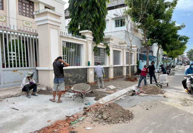 Bình Thuận: Công trình không rào chắn gây nguy hiểm cho người lưu thông - Hình 2 Binh Thuan: Cong trinh khong rao chan gay nguy hiem cho nguoi luu thong-Hinh-2