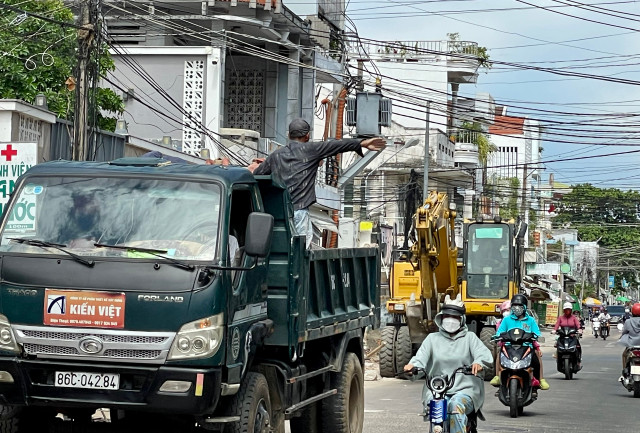 Bình Thuận: Công trình không rào chắn gây nguy hiểm cho người lưu thông - Hình 9 Binh Thuan: Cong trinh khong rao chan gay nguy hiem cho nguoi luu thong-Hinh-9