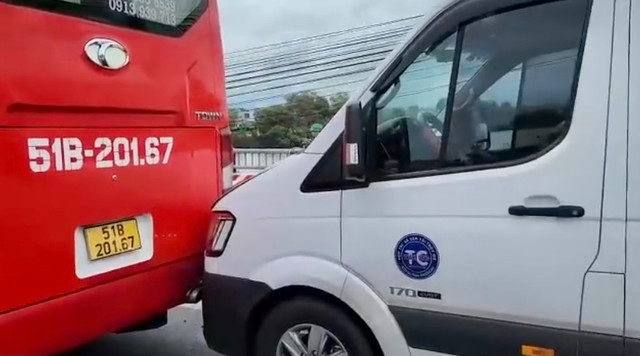 Bình Thuận: Ùn tắc giao thông nhiều giờ sau tai nạn ô tô liên hoàn Binh Thuan: Un tac giao thong nhieu gio sau tai nan o to lien hoan