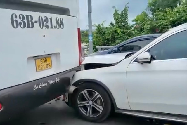 Bình Thuận: Ùn tắc giao thông nhiều giờ sau tai nạn ô tô liên hoàn - Hình 3 Binh Thuan: Un tac giao thong nhieu gio sau tai nan o to lien hoan-Hinh-3