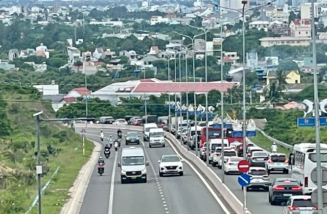 Bình Thuận: Ùn tắc giao thông nhiều giờ sau tai nạn ô tô liên hoàn - Hình 6 Binh Thuan: Un tac giao thong nhieu gio sau tai nan o to lien hoan-Hinh-6
