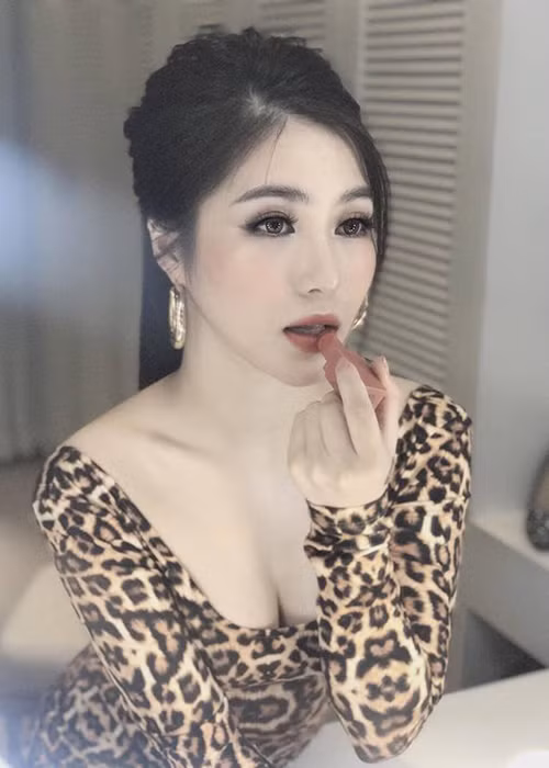 Sau khi chia tay Bùi Anh Tuấn, Hương Tràm lột xác, ngày càng quyến rũ.