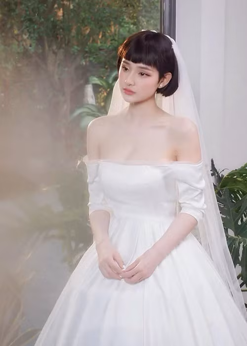 Bạn gái tin đồn của Bùi Anh Tuấn sở hữu gương mặt cá tính cùng vóc dáng nhỏ nhắn, được ví von giống như cô nàng búp bê xinh xắn.