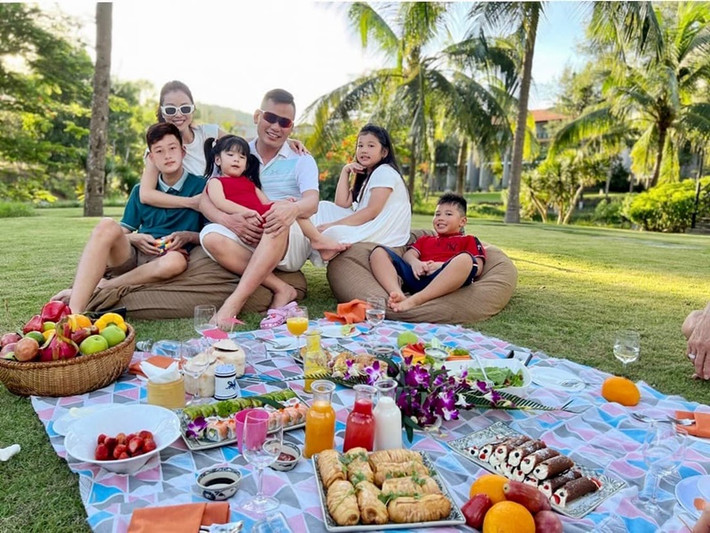 Bảo Nam có chuyến nghỉ dưỡng cùng mẹ, các em và cha dượng.