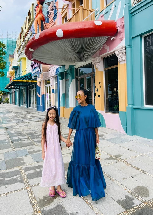 Ngoài chạy show, nữ ca sĩ dành thời gian bên con gái tại các địa điểm nghỉ dưỡng.