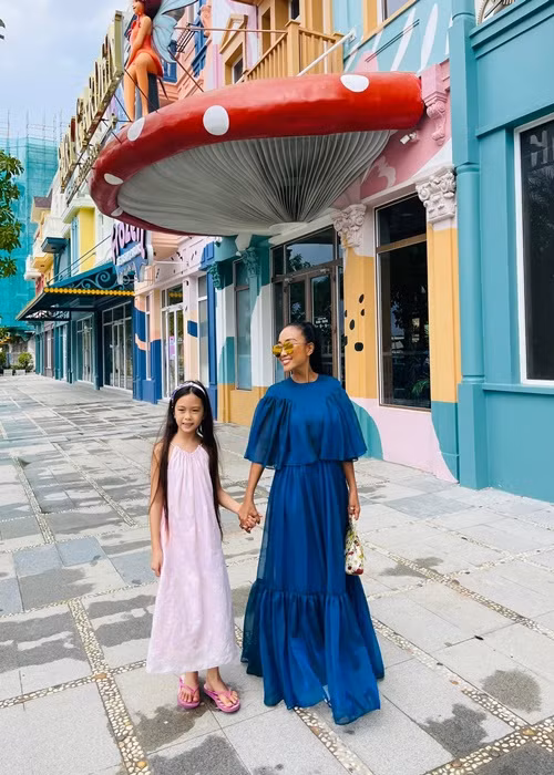 Ngoài chạy show, nữ ca sĩ dành thời gian bên con gái tại các địa điểm nghỉ dưỡng.
