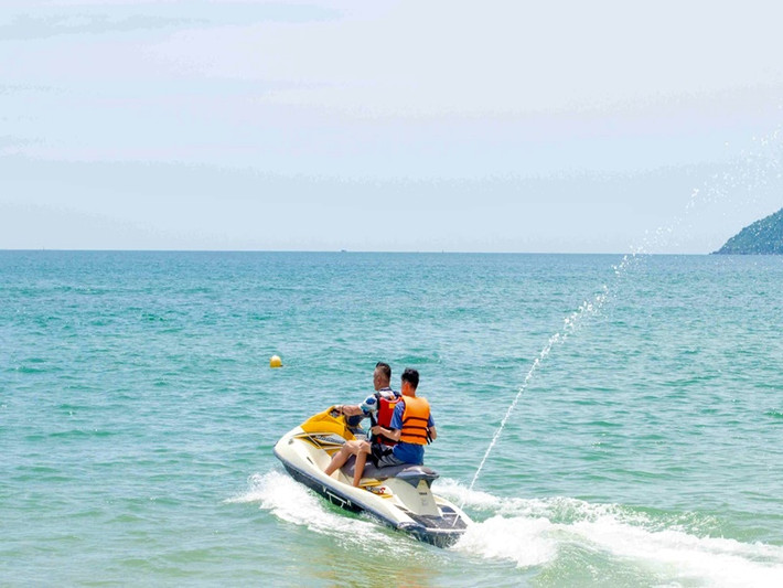 Cậu nhóc thân thiết với cha dượng trong chuyến du lịch biển.