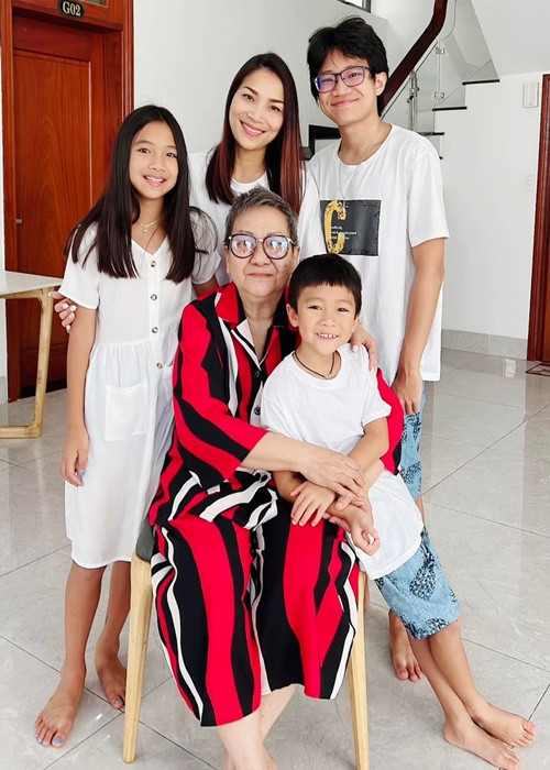 Hồng Ngọc vừa rời Việt Nam sau 20 ngày. Cô chia sẻ: "Các con vừa quen giờ thì lại đi".