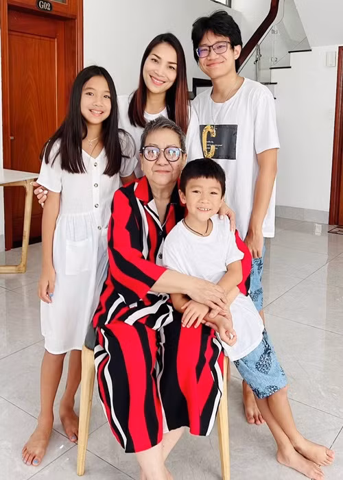 Hồng Ngọc vừa rời Việt Nam sau 20 ngày. Cô chia sẻ: "Các con vừa quen giờ thì lại đi".