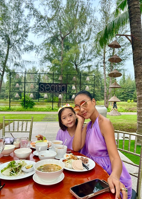 Đoan Trang cùng con gái ở Singapore để tiện cho công việc của ông xã ngoại quốc.