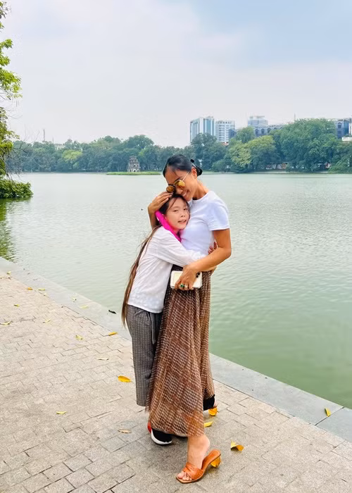 Ca sĩ Đoan Trang đưa con gái từ Singapore về Việt Nam nghỉ hè.