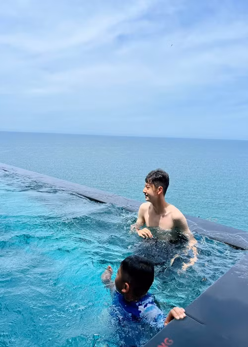 Bảo Nam vui vẻ đi bơi cùng các em.