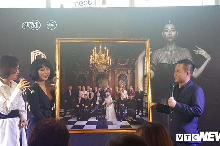 Thu Minh còn tiết lộ phản ứng của gia đình chồng khi cô mặc váy cưới. "Khi tôi xuất hiện và chuẩn bị đi xuống sảnh, toàn bộ họ hàng, anh em, bạn bè của nhà chồng đã đứng dậy và vỗ tay vì chưa bao giờ thấy một cô dâu đẹp như vậy", giọng ca "Đường cong" chia sẻ trên VTC. Ảnh: VTC