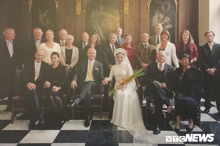 Theo Vietnamnet, ảnh cưới của Thu Minh được thực hiện tại một lâu đài cổ ở trời Âu. Nữ ca sĩ diện áo dài lụa trắng do Công Trí thiết kế, trên tay cầm đóa hoa lay ơn bên chồng và đại gia đình chồng. Nữ ca sĩ cho biết, khi bố mẹ cô làm đám cưới, mẹ cô cầm bó hoa lay ơn và cô cũng muốn được giống mẹ. Ảnh: VTC