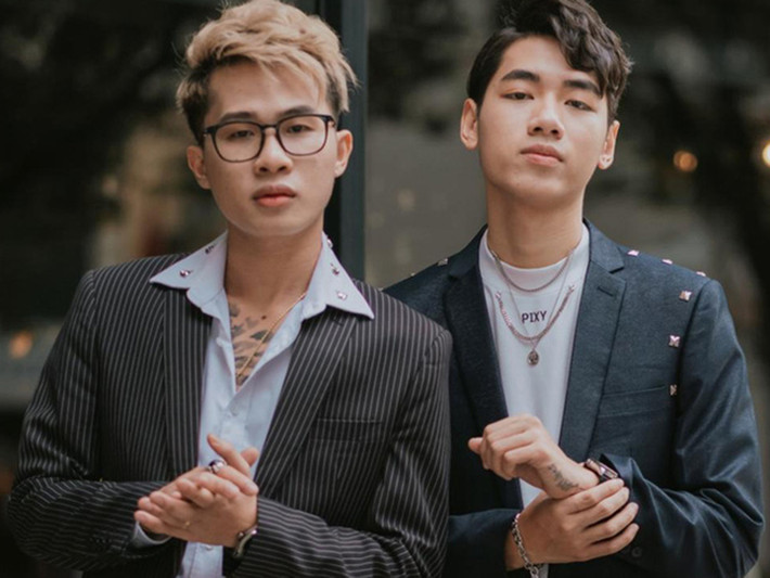 Giữa ồn ào, K-ICM vẫn đi diễn vì đã trót nhận show. Tuy nhiên, anh không hát mà chỉ chơi đàn một mình trên nền nhạc các bản hit.