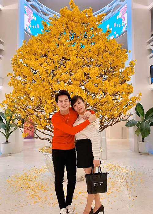 Hồi cuối tháng 1/2020, trang cá nhân có gần 1 triệu người theo dõi của Jack bất ngờ mất tích. Sau đó, trưởng fanclub cho biết trang cá nhân của Jack đã bị hack. Hiện, nam ca sĩ tạm thời không sử dụng Facebook.