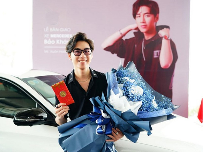 Sau nghi vấn du học, K-ICM khoe ảnh mặc sang chảnh đến nhận bàn giao xe mới tiền tỷ. Ngay lập tức, cư dân mạng có những ý kiến trái chiều về động thái của K-ICM.