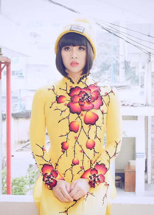 Duy Khánh thường xuất hiện với tà áo dài và mái tóc ngắn ngang vai.