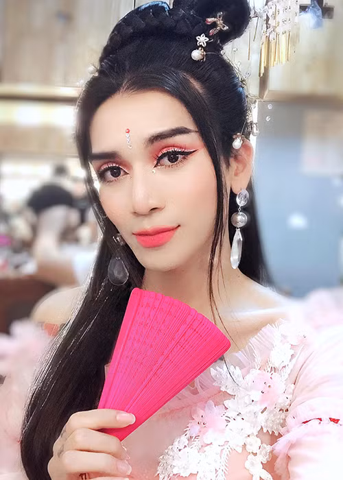 Thành viên của chương trình "Chạy đi rồi tính" khoe vẻ nữ tính trong tạo hình cổ trang.