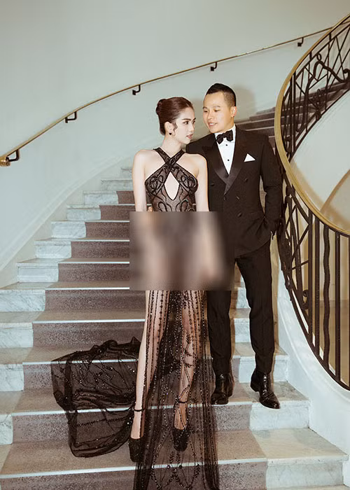 Hình ảnh Ngọc Trinh mặc hở bạo tại sự kiện quốc tế khiến không ít người lắc đầu ngán ngẩm.