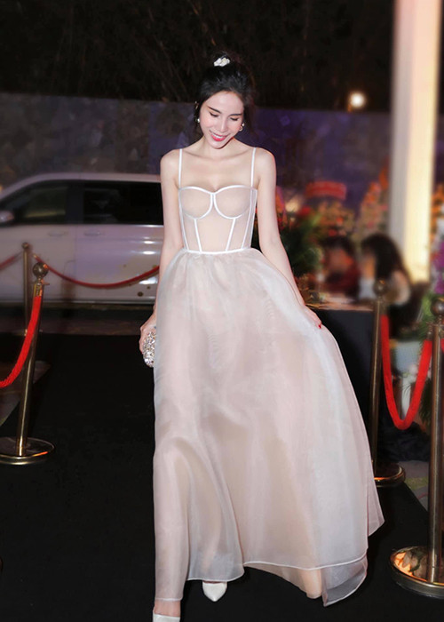 Vùng bả vai và xương quai xanh của Thủy Tiên lộ rõ sự xương xẩu. Ảnh: FBNV