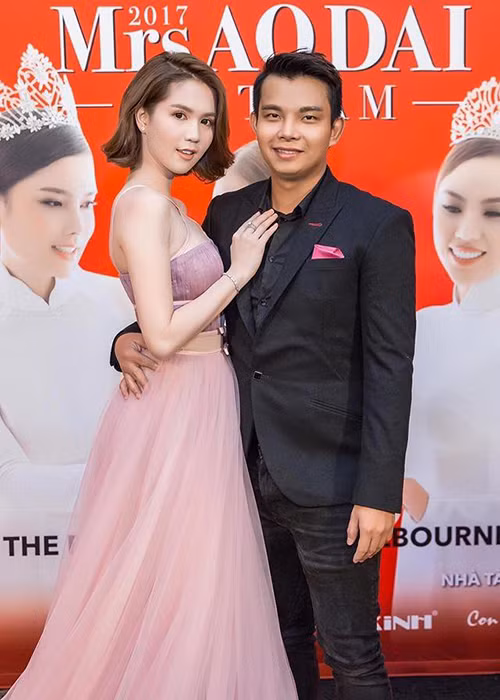 Nói về chiếc đầm bị cho là đạo ý tưởng, Đỗ Long lên tiếng: “Mình không chối bỏ việc học hỏi từ các NTK nước ngoài, nhưng học hỏi và có sự chọn lọc và phải có sự sáng tạo cá nhân. Chứ mình không copy 100% để trở thành phiên bản lỗi của các NTK danh tiếng". Ảnh: Một thế giới