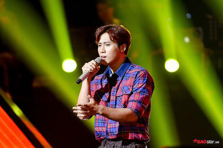 Khi bước vào vòng thi Đối đầu cùng hot boy Bo Bắp, Đức Thịnh bị HLV Hồ Hoài Anh chê thiếu nam tính trong giọng hát. Ảnh: Saostar