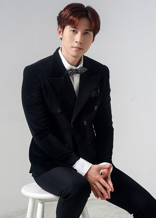 Theo Saostar, Đức Thịnh đam mê ca hát nhưng không được gia đình ủng hộ theo đuổi nghệ thuật, thậm chí bị anh trai từ mặt.