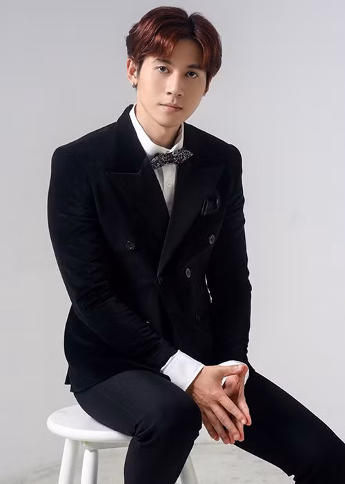 Theo Saostar, Đức Thịnh đam mê ca hát nhưng không được gia đình ủng hộ theo đuổi nghệ thuật, thậm chí bị anh trai từ mặt.