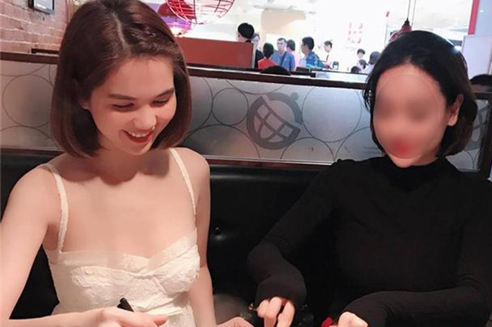 Một số cư dân mạng cho rằng vòng một căng đầy của cô cũng chỉ là sản phẩm của việc độn ngực.