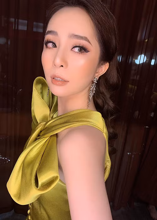 Năm 2010, Quỳnh Nga vướng tin đồn bị đánh ghen. Cụ thể, trong chuyến bay từ Hà Nội đến Nga, nữ ca sĩ bị đồn “liếc mắt đưa tình” với một người đàn ông ở trước cửa soát vé và bị vợ người đàn ông này xông vào mắng nhiếc.