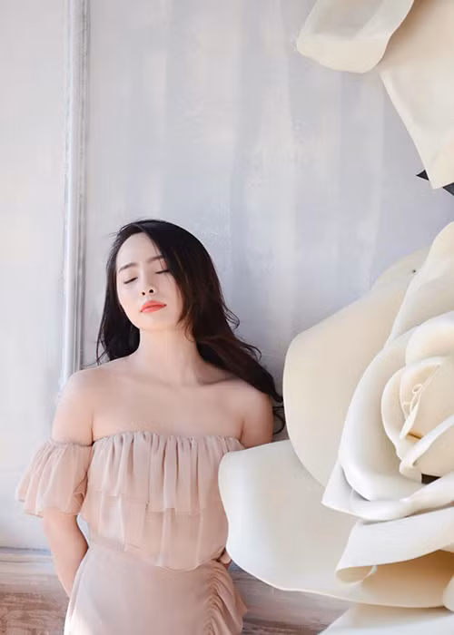 Sau nhiều năm gia nhập showbiz, nữ diễn viên phim "Về nhà đi con" ngày càng gợi cảm.