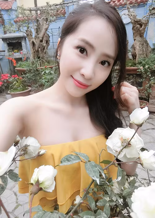 Vợ cũ của Doãn Tuấn thường chọn áo cúp ngực, áo hai dây hay áo trễ vai để tôn lên vòng một.