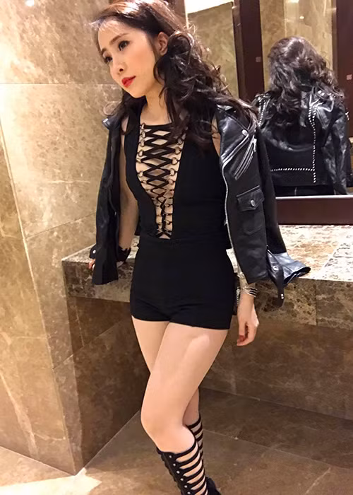 Nữ ca sĩ khéo khoe vòng một gợi cảm, đôi chân thon gọn.