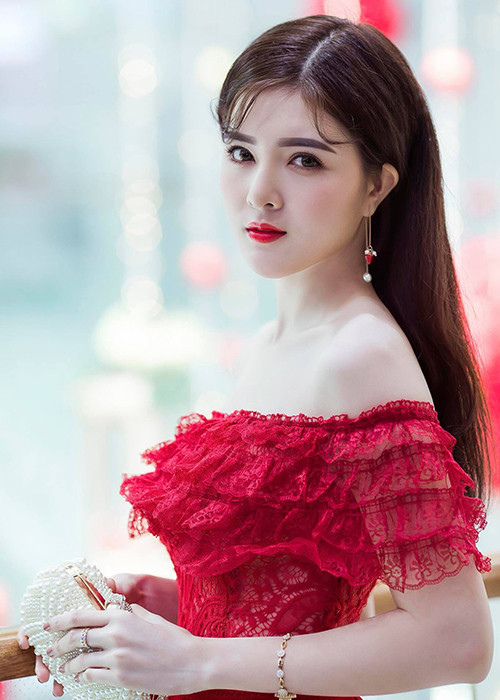 Lilly Luta không ngại mặc những bộ váy cắt xẻ táo bạo để chụp ảnh, dự sự kiện.