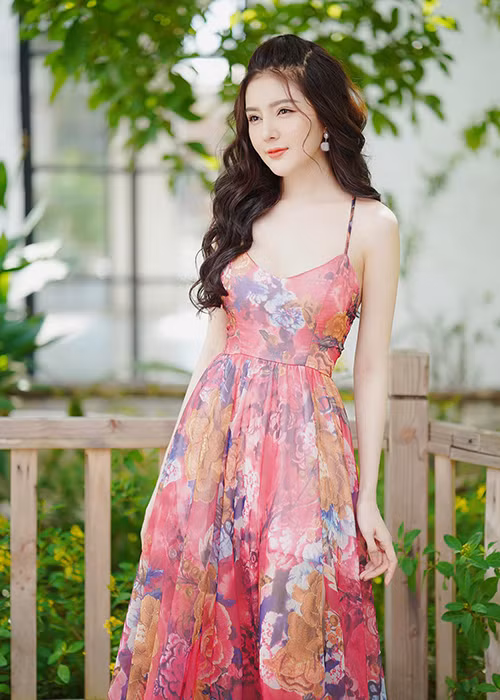 Lilly Luta được biết là một hot girl dao kéo. Người đẹp thẳng thắn thừa nhận cô chỉnh sửa vòng 1 và gương mặt để hoàn thiện ngoại hình.