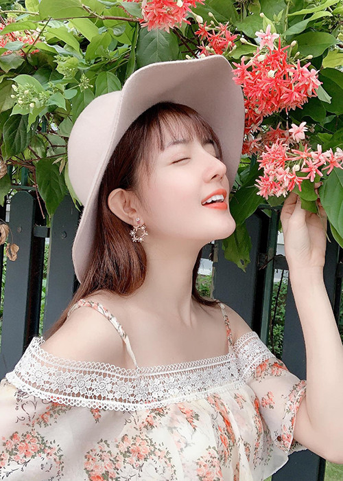 Tình cũ của Bùi Anh Tuấn được khen ngợi có phong cách thời trang trẻ trung, gợi cảm.