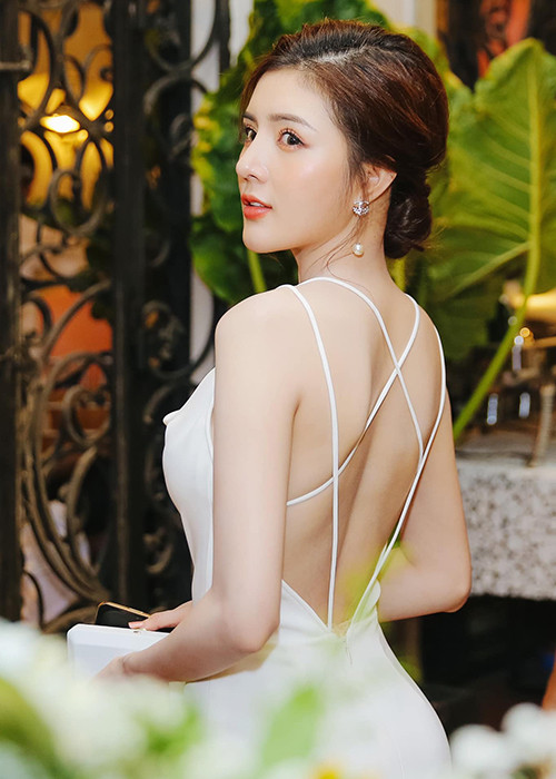 Hot girl sinh năm 1992 từng sở hữu khuôn mặt bầu bĩnh và nước da rám nắng, khác hẳn hiện nay.