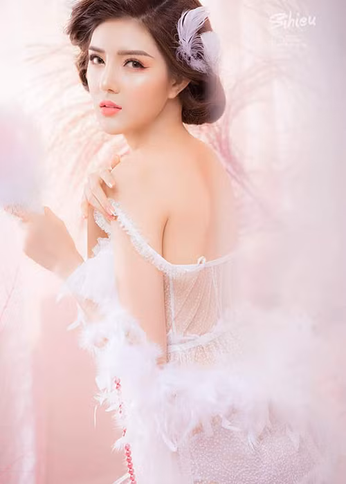 Trước đây, người tình tin đồn của Lương Bằng Quang lại xây dựng hình ảnh "kẹo ngọt" với phong cách ngây thơ, trong sáng.