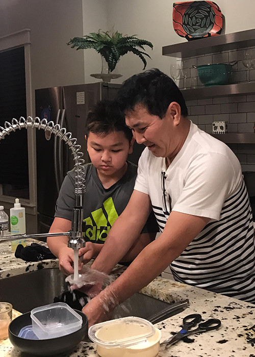 Hoa khôi sinh năm 1979 từng khoe ông xã thường chủ động nghĩ ra thực đơn cho gia đình và trực tiếp vào bếp giúp vợ nấu những món ngon.