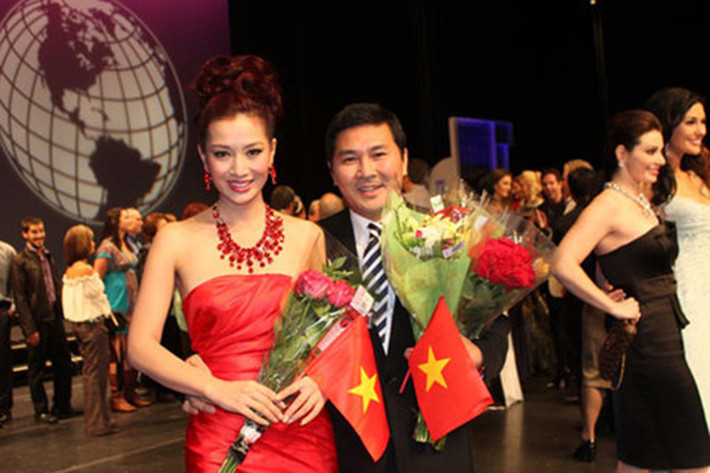 Khi Thu Hương tham gia Hoa hậu quý bà thế giới 2011, doanh nhân Nguyễn Hoài Nam hết lòng động viên tinh thần vợ.