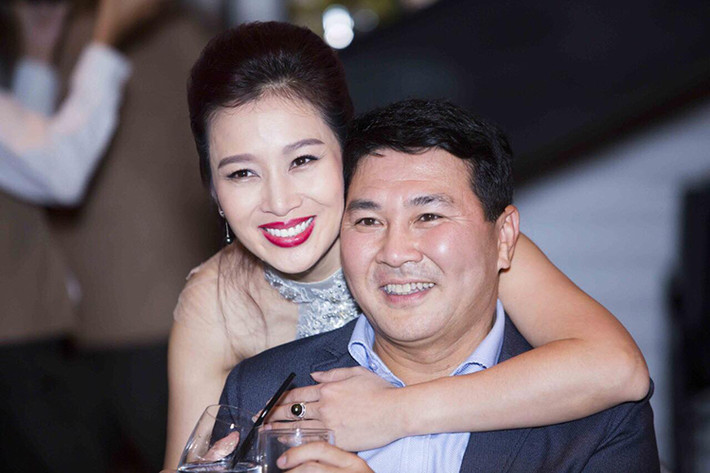 Trước ống kính, chồng của Hoa khôi Thể thao năm 1995 không ngại thể hiện tình cảm dành cho vợ.