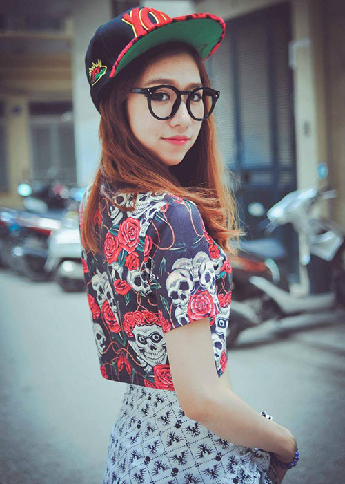 Min quyết định đi làm giáo viên dạy tiếng Đức với mức lương 10 triệu đồng mỗi tháng để có thể quay lại Đức dễ dàng hơn. Tuy nhiên, sau đó cô nghỉ dạy chuyển sang làm BTV thời sự một kênh truyền hình nhỏ. Tuy nhiên, chỉ làm 4-5 tháng, Min lại nghỉ.