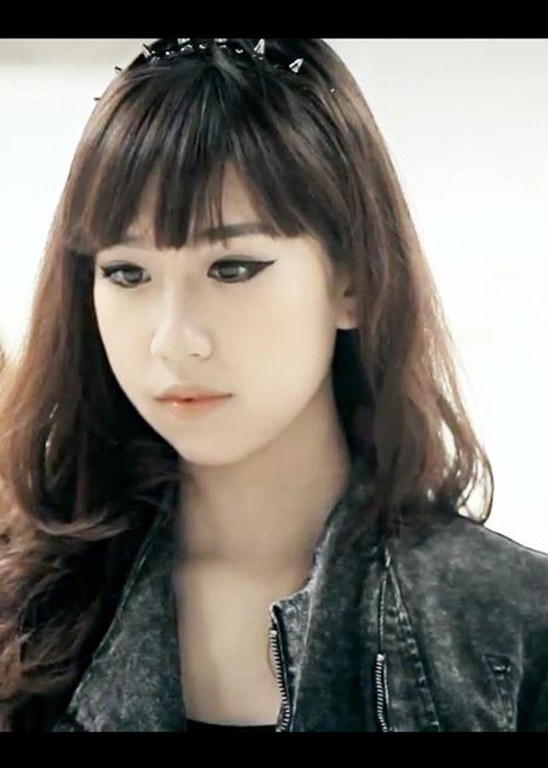 Theo Saostar, khi vừa học xong đại học, Min quyết định về Việt Nam. Tuy nhiên, cuộc sống của cô hoàn toàn thay đổi khi gia đình mất trắng tài sản do mẹ cô kinh doanh nhà đất thất bại.