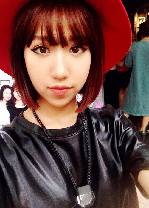 Theo Thời đại, Min là tiểu thư trong 1 gia đình công chức. Năm 13 tuổi, cô sang Đức sống cùng gia đình vì bố mẹ cô làm việc trong Đại sứ quán Việt Nam ở tại Đức.