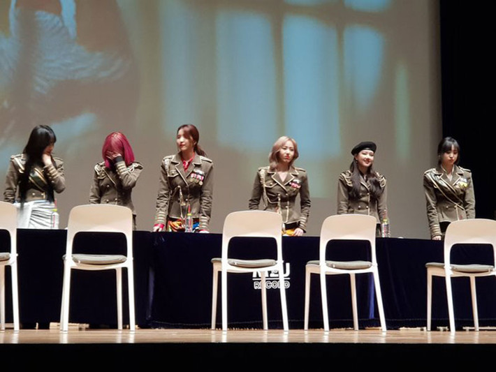 Tái xuất với MV “Crossroads” vào đúng thời điểm dịch bệnh, GFriend phải hủy buổi ký tên sản phẩm cho người hâm mộ. Điều đáng nói, ngay sát giờ diễn ra sự kiện, các thành viên của GFriend mới nhận được thông tin. Vì quá bất ngờ nên GFriend không ngừng xin lỗi và bật khóc.