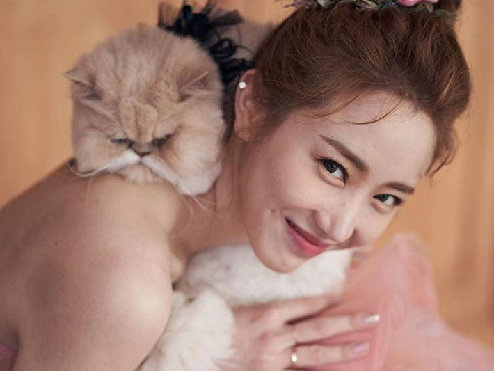 Hôn lễ của Sunday và bạn trai doanh nhân ban đầu dự kiến được tổ chức tại một khách sạn sang trọng ở Seoul (Hàn Quốc) vào ngày 1/3. Sau khi thông báo hoãn cưới, Sunday chưa tiết lộ cụ thể ngày tổ chức lại buổi lễ.