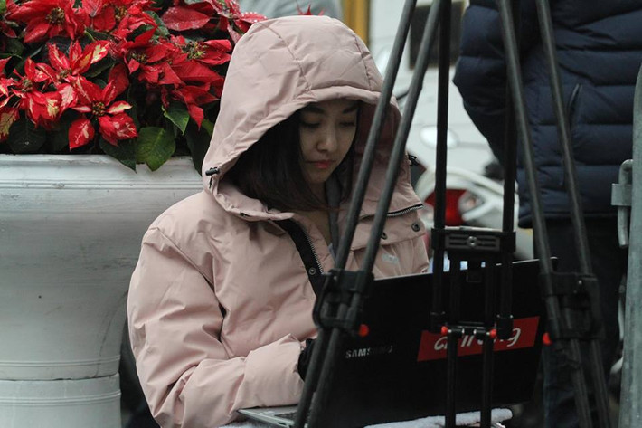 Một nữ PV kênh truyền hình Arirang (Hàn Quốc) đang tranh thủ gửi thông tin về tòa soạn.