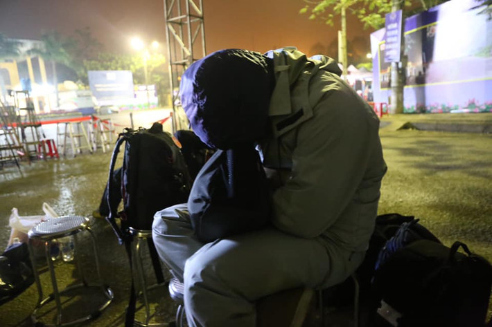 Một số PV tranh thủ chợp mắt.